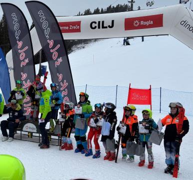 Smučarje in smučarji so se udeležili regijskega tekmovanja na Rogli  (1)